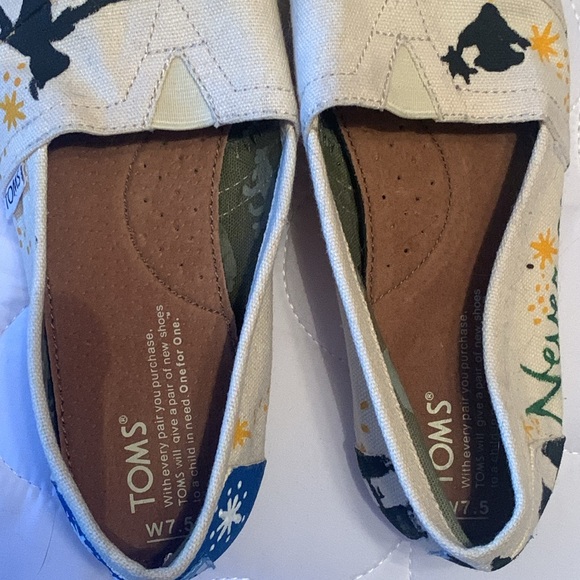 Handpainted Peter Pan TOMS - Picture 10 of 10
